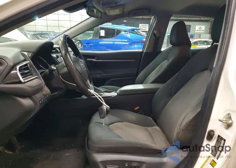 2018 Toyota Camry L z USA, uszkodzony, nr VIN 4T1B11HK7JU596215